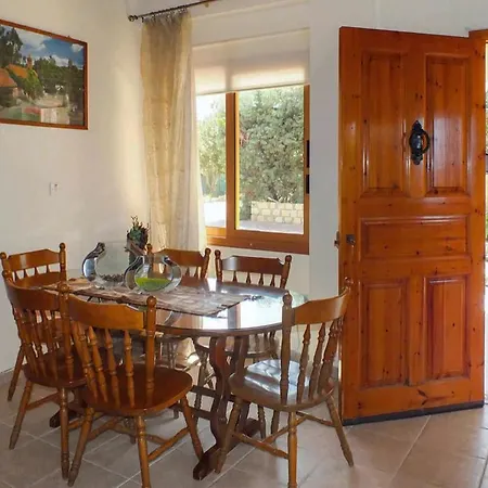 Βίλα In Sleeps 6 With Pool Air Con And Wifi